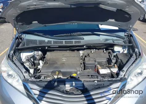 2014 Toyota Sienna Xle V6 8 Passenger z USA, uszkodzony, nr VIN 5TDYK3DC0ES486316